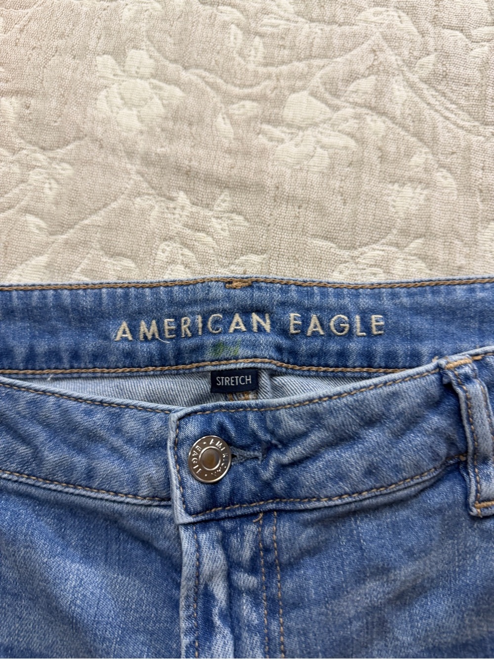 American Eagle Women's Low Rise Baggy Denim Shorts
Size 14 Soft Stretch - Picture 6 of 13
